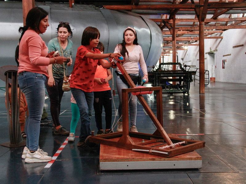 Un torneo de catapultas se activa en el Museo Interactivo de Ciencia, por las Fiestas en la ciudad