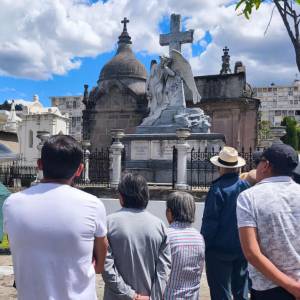 Las vidas que no vemos: Recorrido por el Cementerio de Lloa